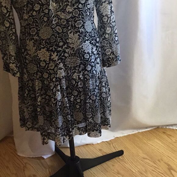 Tunic style dress with long sleeves, tie back, by ROSE & OLIVE in size medium - Picture 3 of 14